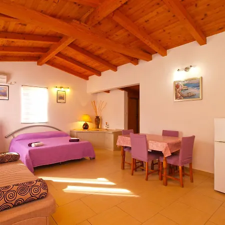 Iva 1534 Apartman Pula